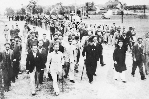 하노이 시민들이 1946년 1월 5일, 호치민 주석과 국회 의원 후보자들을 환영하고 있다. (사진: 호치민 박물관)