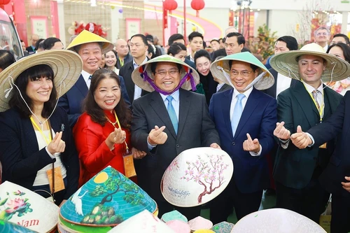 팜 민 찐 베트남 총리가 2월 하노이에서 열린 제1회 봄 박람회에서 한 부스를 방문하고 있다. (사진: VNA)