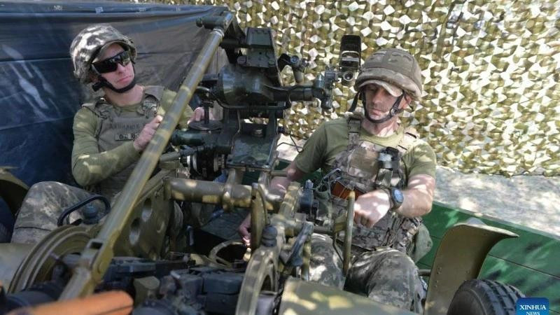 우크라이나 쿠피얀스크 지역에서 무기를 다루는 우크라이나 병사들. (사진: 신화통신)