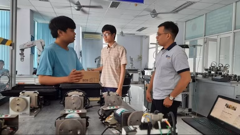 호찌민시 하이테크파크 교육센터에서 진행되는 자동화 교육.