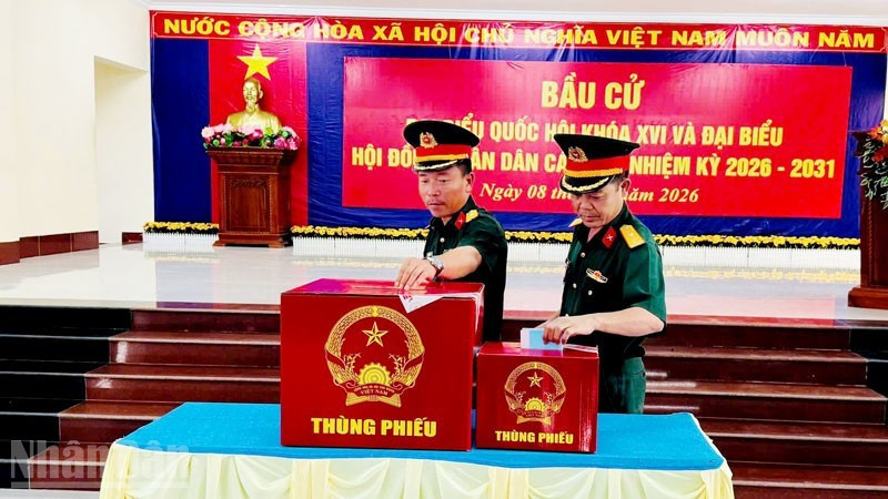 토쩌우 특별구에 주둔 중인 장병들이 사전 투표에 참여하고 있다.