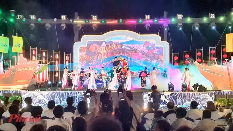 개막식에서 열린 예술 공연 (사진: phunuonline.com.vn)