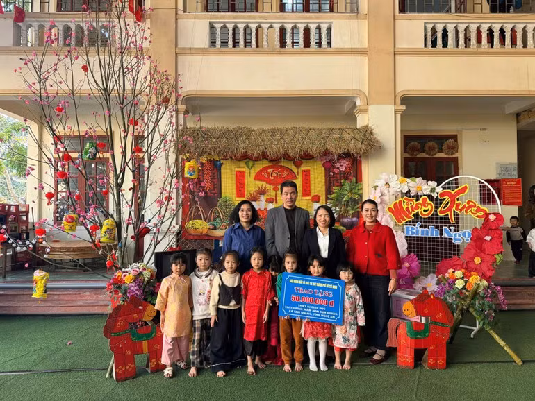 응에안 지역 인민일보 대표단이 땀꽝(Tam Quang) 면의 땀꽝 유치원에 태풍 및 홍수 피해 복구 지원금을 전달하고 있다.