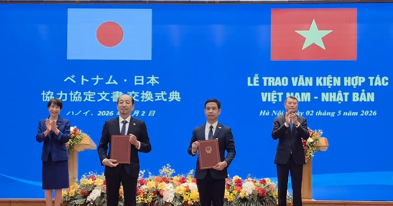 베트남 국가우주센터(VNSC) 레 쑤언 후이 부소장과 일본우주항공연구개발기구(JAXA) 이시이 야스오 수석 부사장이 협력 협정을 교환하고 있다. (사진: VNSC)
