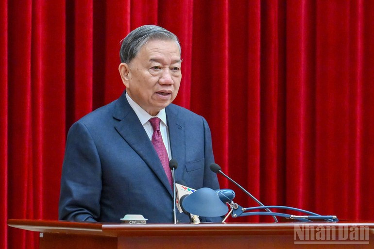 또 럼 당 서기장이 회의에서 연설하고 있다. (사진: NDO)