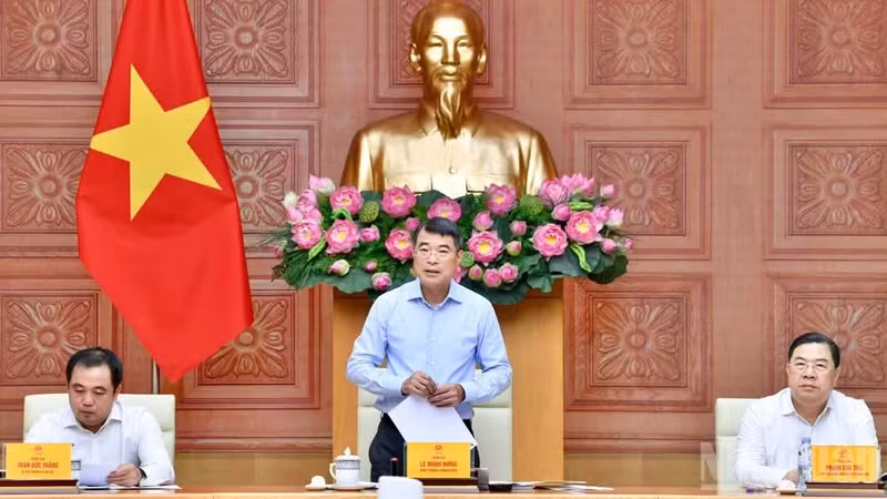 레 민 흥 총리가 25일 하노이 인민위원회 및 관련 부처들과 함께 수도의 임대주택 개발에 관한 실무 회의를 주재하고 있다. (사진: NDO)