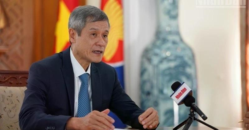 응우옌 민 부 캄보디아 주재 베트남 대사가 캄보디아에서 인민일보(Nhan Dan) 특파원과 대담하고 있다. (사진: 딘 쯔엉)