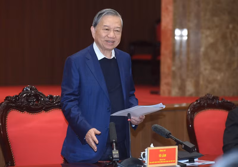 실무 회의에서 발언하는 또럼 당 서기장.