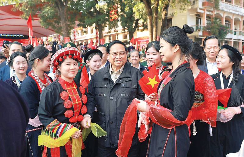 팜 민 찐 베트남 총리가 타이응우옌성에 위치한 비엣박 고원 학교 학생들과 만남을 가졌다. (사진: VNA)