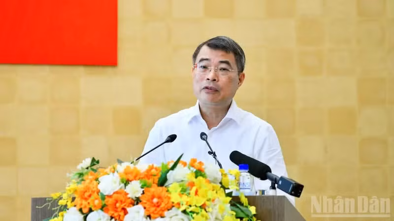 14일 옌바이 지역에서 열린 라오까이성 당위원회 상임위원회와의 실무 회의에서 발언하는 레 민 흥 총리. (사진: NDO)