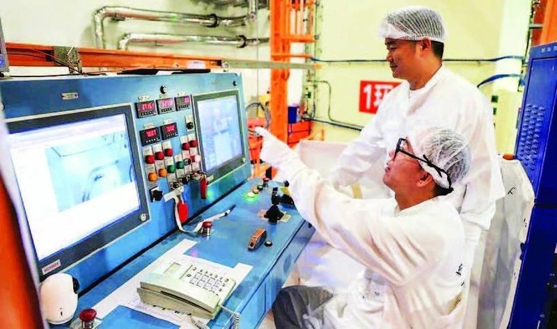 중국 광둥성의 한 원자력 발전소 엔지니어들이 설비를 운영하는 모습. (사진: 신화통신)