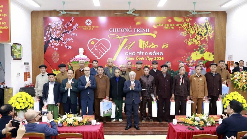 국회 상임부의장 도 반 치엔과 푸토성 당위원회 서기 팜 다이 즈엉이 다오 트루 코뮌의 영향력 있는 인사들에게 선물을 전달하고 있다.