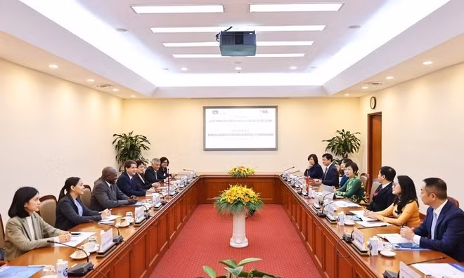 VNA 부 비엣 짱 사장과 쿠바 프렌사 라티나 통신사 호르헤 레가뇨아 알론소 사장 간 회담 모습. (사진: VNA)