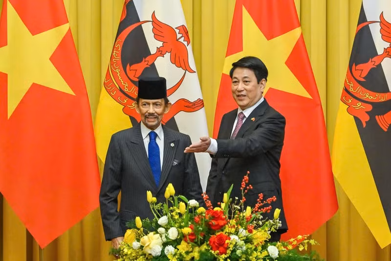 르엉 끄엉 국가주석(오른쪽)이 1일 하노이에서 하사날 볼키아 브루나이 국왕(술탄)과 회담하고 있다. (사진: NDO)