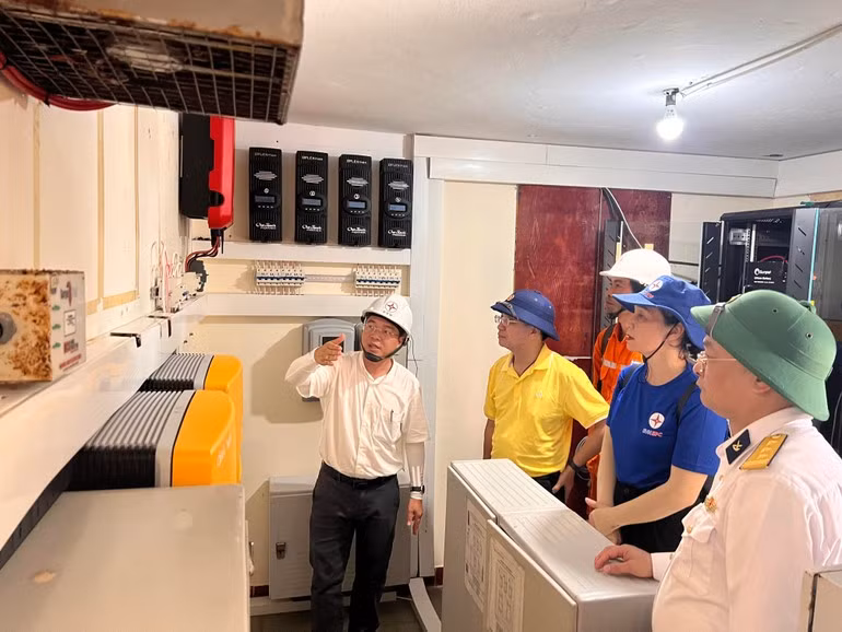 베트남전력그룹과 남부전력공사 지도부가 2024년 4월 다동 A섬의 저장소를 점검·조사하고 있다.