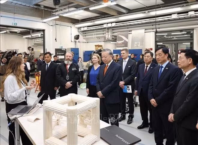 베트남 공산당 중앙위원회 또 럼 서기장이 22일 알토대학교 프로토타이핑 연구실을 방문하고 있다. (사진: VNA)