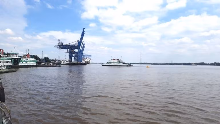 수상 운송은 물류 발전에서 중요한 위치를 차지한다.