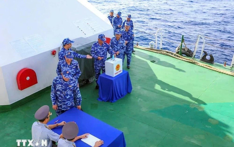 껀저 특별구에서 임무를 수행 중인 선박 승무원들이 투표를 하고 있다. (사진: VNA)