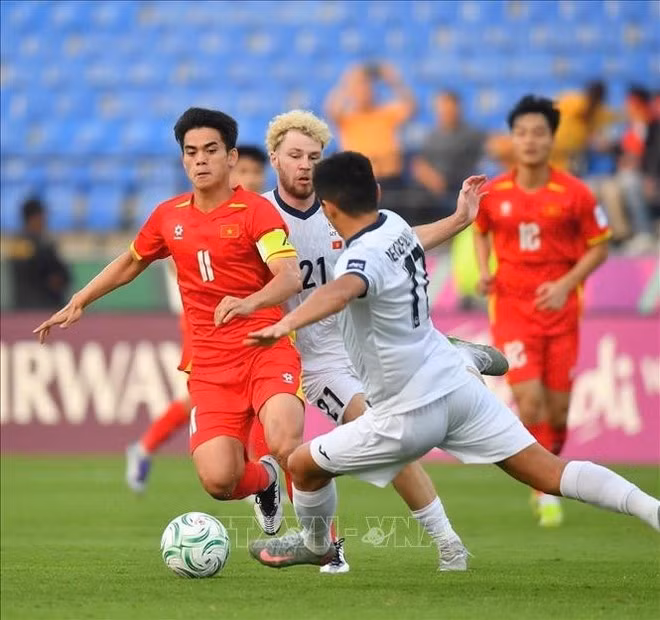 주장 쿠엇 반 캉(11번)이 키르기스스탄 선수들과 볼 경합을 벌이고 있다. (사진: VNA 제공)