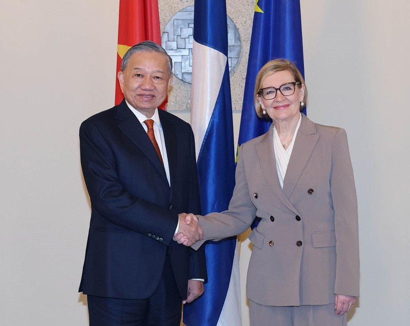 베트남 공산당 또 럼 서기장(왼쪽)과 핀란드 의회 제1부의장 파울라 리시코(사진: VNA)