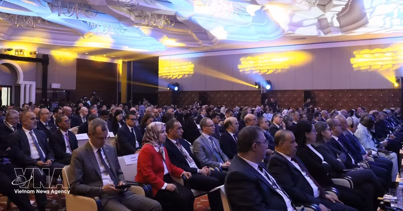 알제리가 19일 실시한 석유 및 가스 탐사 국제입찰 설명회에 알제리 정부 관계자들과 외국 대사관 대표들, 그리고 다수의 글로벌 석유·가스 기업들이 참여하고 있다. (사진: 베트남통신사)