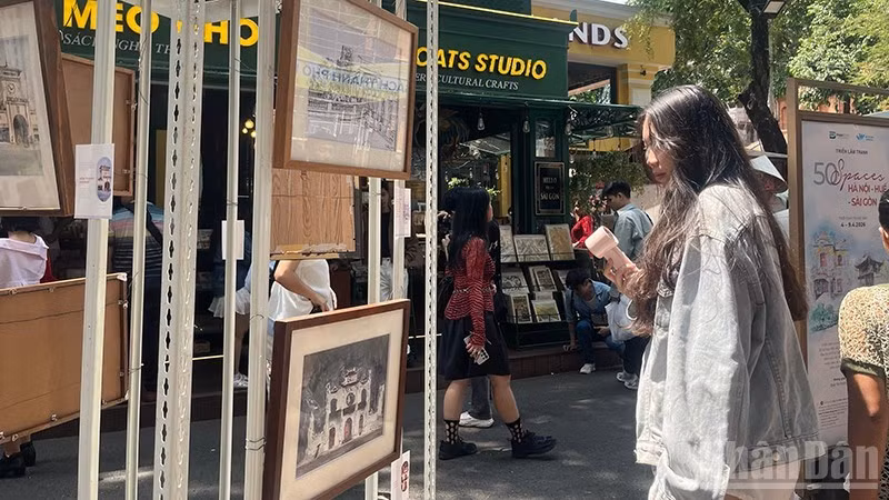 미술도서전 ‘50개의 공간: 하노이-후에-사이공’이 오는 9일까지 호찌민시 북스트리트에서 열린다. (사진: 린 바오)