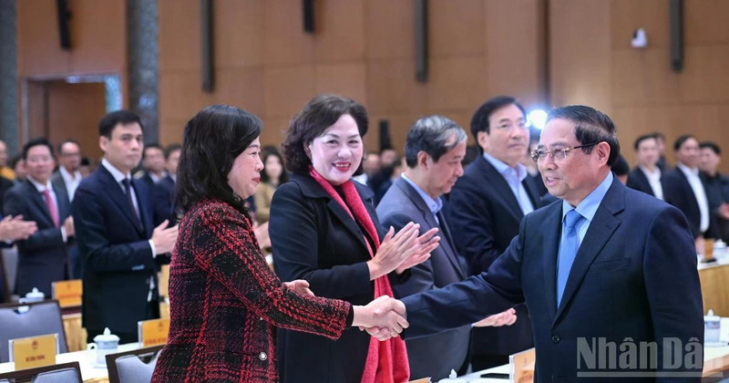 팜민찐 국무총리 겸 중앙 표창·포상위원회 위원장이 참석자들과 악수를 나누고 있다.