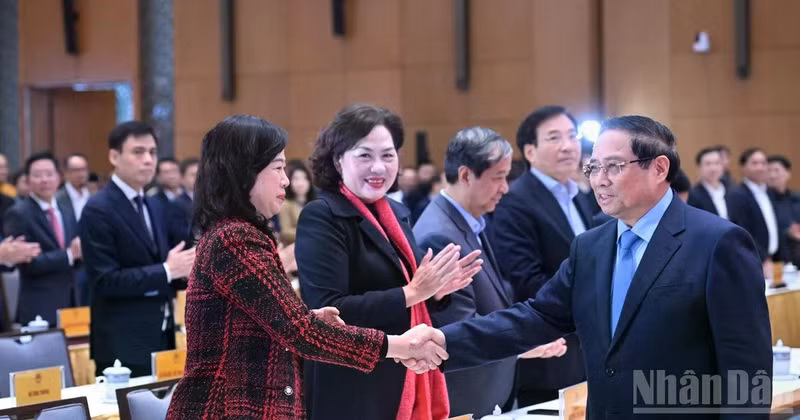 팜민찐 국무총리 겸 중앙 표창·포상위원회 위원장이 참석자들과 악수를 나누고 있다.