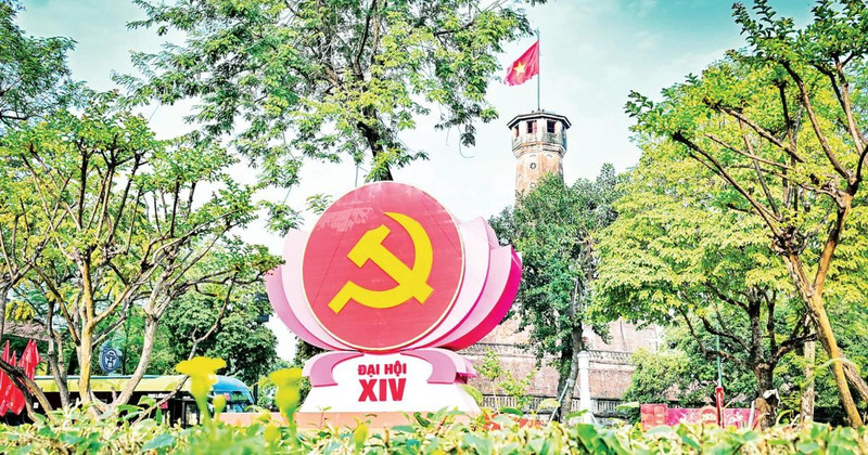 <p>요즘 하노이 수도를 비롯해 전국 각지에서는 제14차 베트남 공산당 전국대회를 맞이하는 활기차고 축제 분위기가 널리 퍼지고 있다. 국민들은 진심 어린 마음으로 대회에 대한 굳건한 신뢰와 높은 기대를 표하며, 이번 대회가 국가를 새로운 발전 시대로 힘차게 이끌어갈 전략적 결정을 내릴 것이라고 믿고 있다.</p>