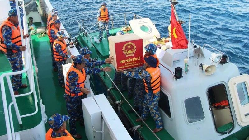 투표함과 선거 물품이 수백 해리를 넘는 항해 끝에 안전하게 운송되어 섬의 선거팀에 전달되고 있다.