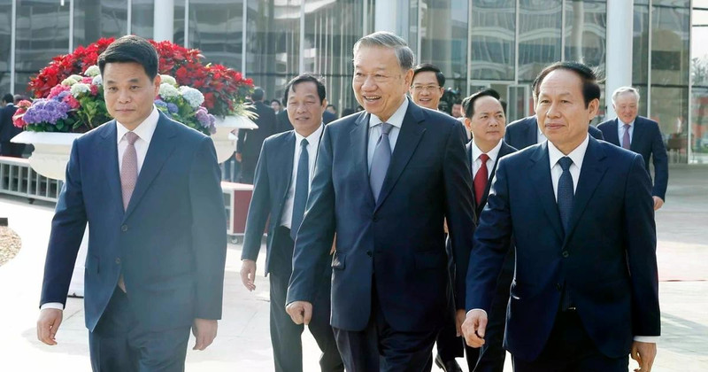 하이퐁시 당위원회 집행위원회와의 업무 회의에 참석한 또 럼 서기장. (사진: VNA)