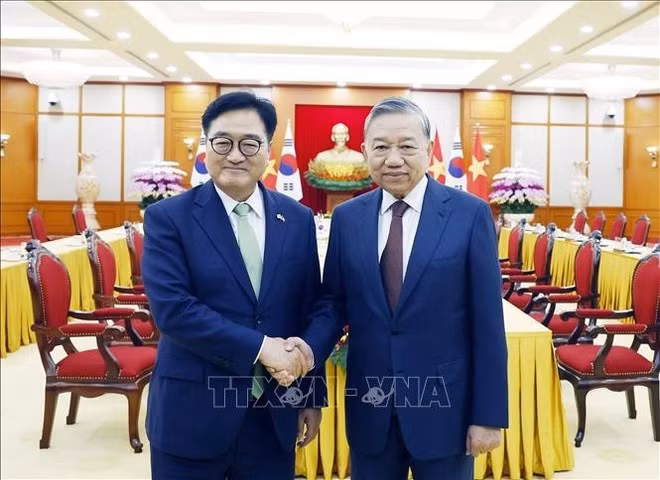 또 럼 베트남 공산당 서기장(오른쪽)이 21일 하노이에서 우원식 한국 국회의장을 접견하고 있다. (사진: VNA)