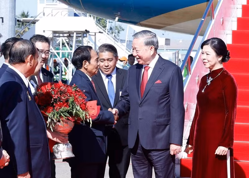 또 럼 베트남 당 서기장 내외와 베트남 고위급 대표단이 1일 오전 비엔티안의 왓따이 국제공항에 도착해 라오스 관계자들의 영접을 받고 있다. (사진: VNA)