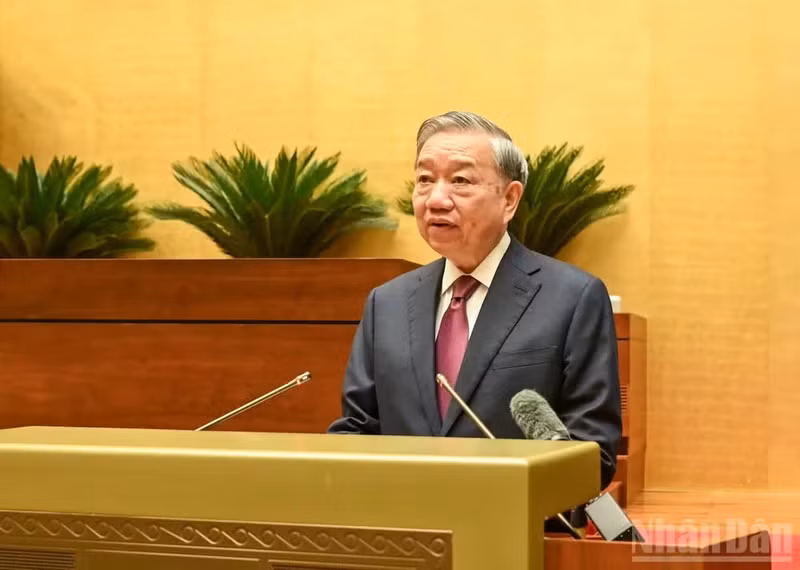 제16기 국회 첫 회의에서 연설하는 또 럼 당 서기장 겸 국가주석 (사진: 두이 린)