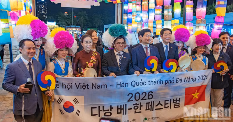  축제 행사에서 대한민국 대표단과 함께 단체 사진을 촬영하는 다낭시 지도부.