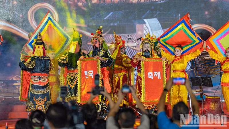 베트남과 한국의 독특한 문화 정체성을 보여주는 예술 공연.