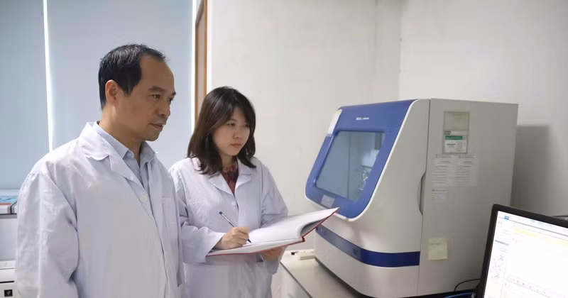 베트남 과학기술원에서 과학 연구를 수행하는 연구원들.