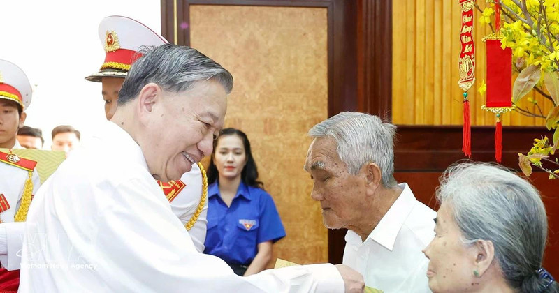 또럼 베트남 공산당 서기장이 9일 떠이닌에서 정책 수혜 가정과 혁혁한 혁명 공로자들에게 선물을 전달하고 있다. (사진: VNA)
