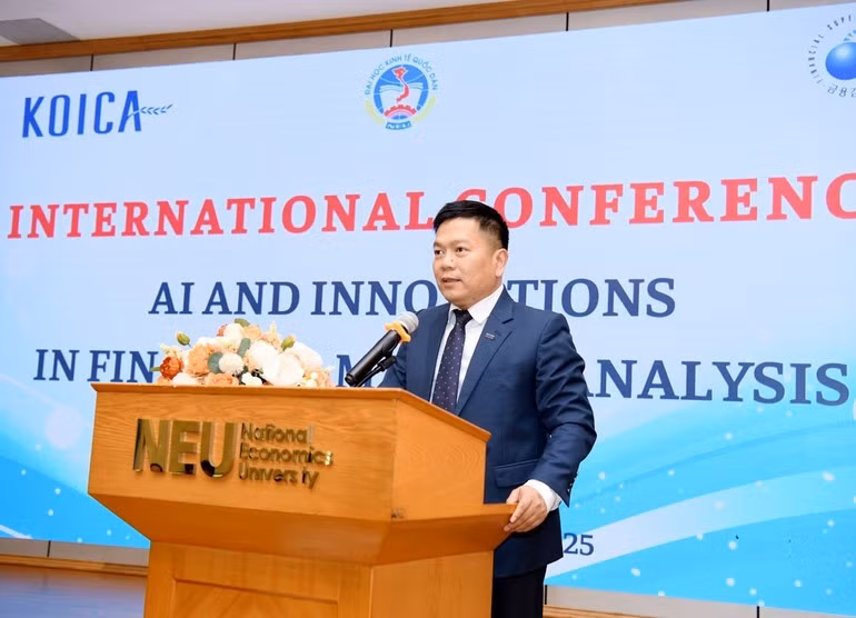 응우옌 탄 히에우 교수가 개회사를 하고 있다.