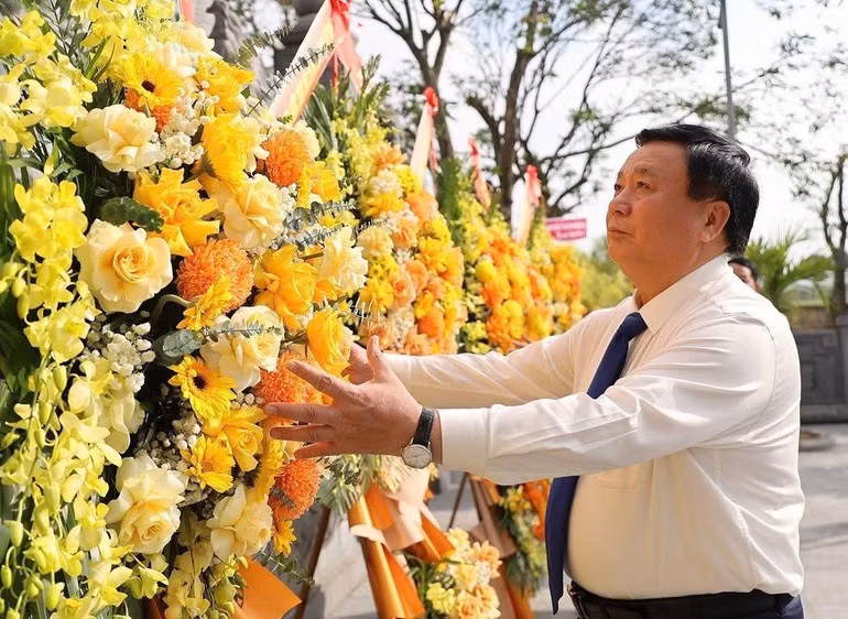 정치국 위원 응우옌 쑤언 탕이 위대한 시인 응우옌 주의 묘에 헌화하고 있다.