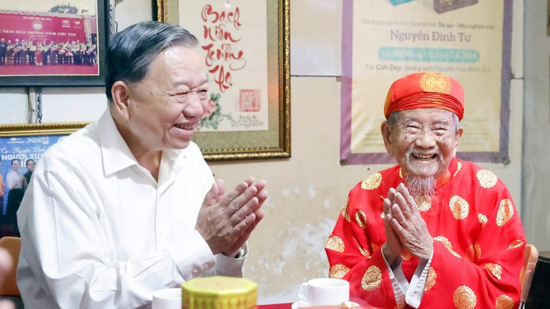 또럼 당 서기장이 원로 연구원 응우옌 딘 뚜씨와 담소를 나누고 있다. (사진: VNA)