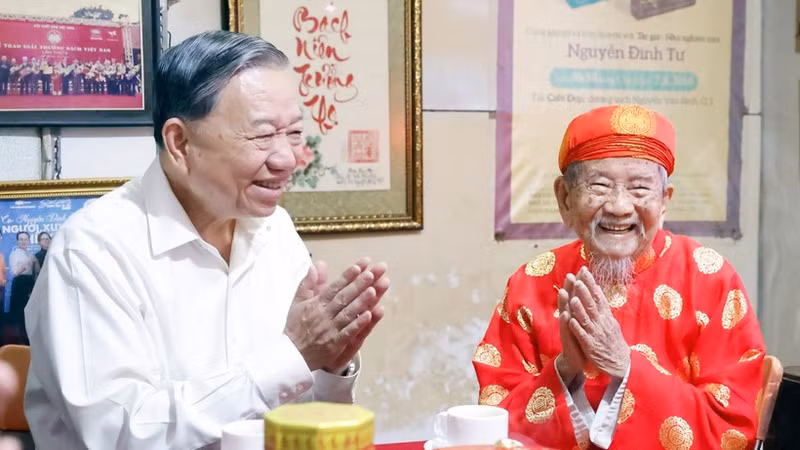 또럼 당 서기장이 원로 연구원 응우옌 딘 뚜씨와 담소를 나누고 있다. (사진: VNA)