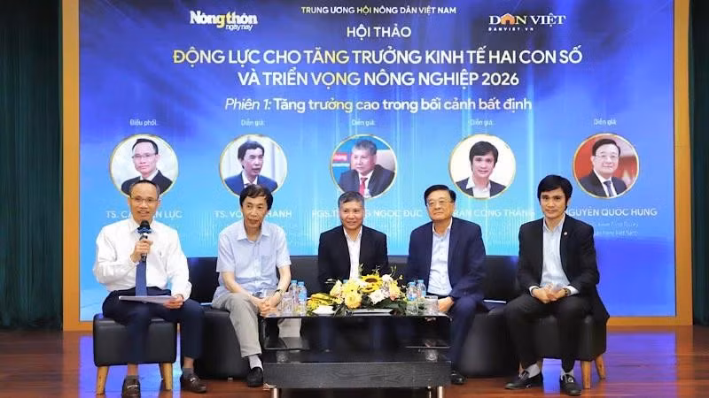 세미나에서 연사들이 의견을 교환하고 있다.