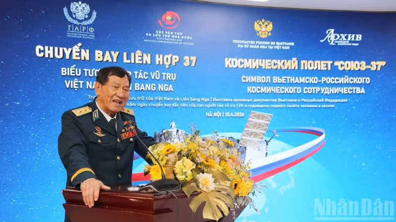 인민군 영웅인 팜뚜언 중장이 행사에서 발언하고 있다. (사진: 쭝 훙)