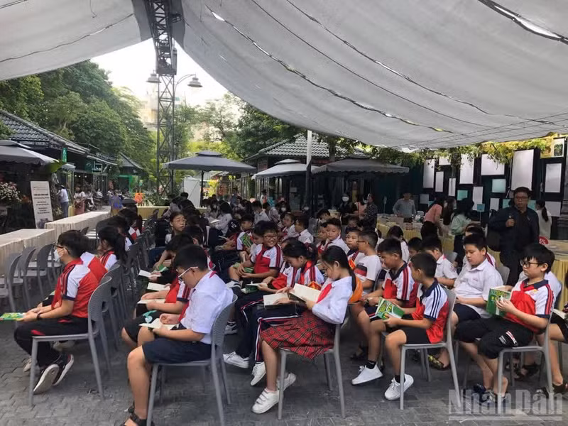 하노이 북스트리트에서 저자와 독자 간 교류 프로그램에 참여하는 학생들.