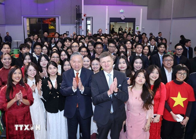 베트남 공산당 중앙위원회 또 럼 서기장과 알토대학교 일카 니에멜라 총장, 헬싱키에서 유학 중인 베트남 학생들(사진: VNA)