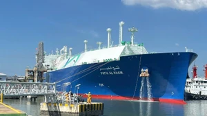 호찌민시 티바이항 LNG 터미널에 입항한 63,000톤급 LNG 선박 'Fat’h Al Khair'. 