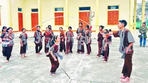 뿌리 찾기 활동의 일환으로 전통 민속놀이에 참여하고 있는 '비와 지암의 영혼을 담다' 교실 어린이들.