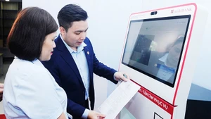 공공행정센터에서 전자문서 복사 및 공증 발급 시스템을 이용하는 주민들. 사진: 남안