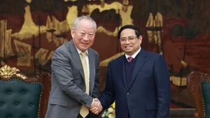 팜민찐 베트남 총리(오른쪽)와 옌 지에허 중국 퍼시픽 건설그룹(China Pacific Construction Group) 창업주. (사진: VNA)